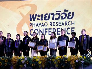 คณะศิลปศาสตร์,มหาวิทยาลัยพะเยา,ได้รับ,“รางวัลระดับเหรียญทอง”,และ,“รางวัล,Popular,Vote”,ในงานนำเสนอผลงาน,1,คณะ,1,โมเดล,ณ,เวทีพะเยาวิจัย,ครั้งที่,8