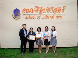 คณะศิลปศาสตร์,มหาวิทยาลัยพะเยา,ได้รับ,“รางวัลระดับเหรียญทอง”,และ,“รางวัล,Popular,Vote”,ในงานนำเสนอผลงาน,1,คณะ,1,โมเดล,ณ,เวทีพะเยาวิจัย,ครั้งที่,8