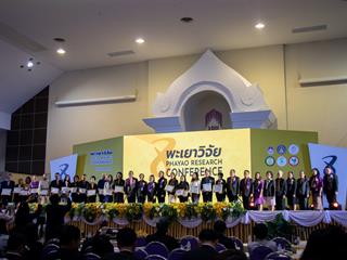 คณะศิลปศาสตร์,มหาวิทยาลัยพะเยา,ได้รับ,“รางวัลระดับเหรียญทอง”,และ,“รางวัล,Popular,Vote”,ในงานนำเสนอผลงาน,1,คณะ,1,โมเดล,ณ,เวทีพะเยาวิจัย,ครั้งที่,8