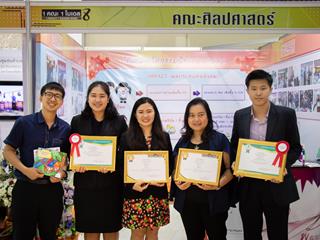 คณะศิลปศาสตร์,มหาวิทยาลัยพะเยา,ได้รับ,“รางวัลระดับเหรียญทอง”,และ,“รางวัล,Popular,Vote”,ในงานนำเสนอผลงาน,1,คณะ,1,โมเดล,ณ,เวทีพะเยาวิจัย,ครั้งที่,8