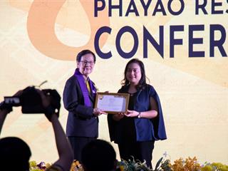คณะศิลปศาสตร์,มหาวิทยาลัยพะเยา,ได้รับ,“รางวัลระดับเหรียญทอง”,และ,“รางวัล,Popular,Vote”,ในงานนำเสนอผลงาน,1,คณะ,1,โมเดล,ณ,เวทีพะเยาวิจัย,ครั้งที่,8