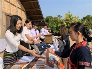 นิสิตคณะวิทยาการจัดการและสารสนเทศศาสตร์,มหาวิทยาลัยพะเยา,เข้าร่วมงาน,และรับมอบทุนการศึกษา,“วันแห่งการให้”,(ให้ธรรม,ให้ทุน,ให้ทาน),ปีที่,7,ณ,,ศูนย์วิปัสสนาสากลไร่เชิญตะวัน,ตำบลห้วยสัก,อำเภอเมือง,จังหวัดเชียงราย