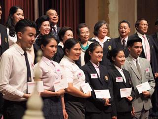 นิสิตสาขาวิชาภาษาไทย,คณะศิลปศาสตร์,มหาวิทยาลัยพะเยา,ร่วมการประกวด,สุนทรพจน์อุดมศึกษา,เฉลิมพระเกียรติพระบรมราชจักรีวงศ์,ประจำปี,พ.ศ.,2561,ชิงถ้วยพระราชทานสมเด็จพระเจ้าอยู่หัวมหาวชิราลงกรณ,บดินทรเทพยวรางกูร