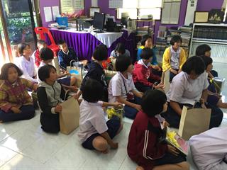 หน่วยบริการวิชาการ,คณะศิลปศาสตร์,มหาวิทยาลัยพะเยา,ดำเนินโครงการ,,“ปันรักห้องสมุดเพื่อการเรียนรู้,ปี,4”,กิจกรรมที่,3,และลงพื้นที่เยี่ยมศูนย์การเรียนตำรวจตระเวนชายแดน,อินทรีอาสา(บ้านห้วยปุ้ม),จ.พะเยา,ตามรอยโครงการในพระราชดำริ,สมเด็จพระเทพรัตนฯ