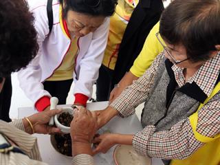 อาจารย์สาขาวิชาจุลชีววิทยาและปรสิตวิทยา,คณะวิทยาศาสตร์การแพทย์,,ได้รับเชิญเป็นวิทยากรอบรมเชิงปฏิบัติการให้ความรู้แก่ผู้สูงอายุ,