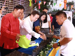 คณะวิทยาการจัดการและสารสนเทศศาสตร์,มหาวิทยาลัยพะเยา,เข้าร่วมพิธีเปิดป้ายพื้นที่,1,คณะ,1,โมเดล,และกิจกรรม,“กาดหมั้วฮิมตาง”,ตลาดชุมชนตำบลดอกคำใต้,,ณ,ศูนย์การเรียนรู้วัฒนธรรมและภูมิปัญญาตำบลดอกคำใต้,,อำเภอดอกคำใต้,จังหวัดพะเยา