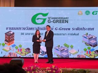 ตัวแทนคณะศิลปศาสตร์,มหาวิทยาลัยพะเยา,เข้ารับมอบรางวัลตราสัญลักษณ์,G-Green(ระดับเงิน),ระดับประเทศ,,ณ,โรงแรมรามา,การ์เด้นส์,กรุงเทพมหานคร