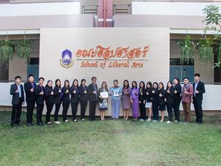 ตัวแทนคณะศิลปศาสตร์,มหาวิทยาลัยพะเยา,เข้ารับมอบรางวัลตราสัญลักษณ์,G-Green(ระดับเงิน),ระดับประเทศ,,ณ,โรงแรมรามา,การ์เด้นส์,กรุงเทพมหานคร