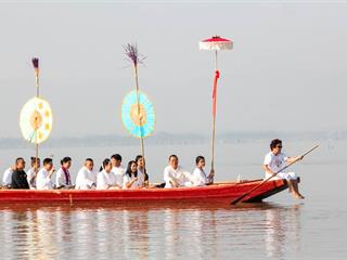 มหาวิทยาลัยพะเยา,ร่วมกับเทศบาลเมืองพะเยา,และจังหวัดพะเยา,จัดโครงการ"กว๊านพะเยาสายน้ำแห่งชีวิต,ตานข้าวทิพย์พระเจ้าตนหลวง",เพื่อส่งเสริมวัฒนธรรมประเพณี,วิถีชีวิต,และประชาสัมพันธ์,ด้านการท่องเที่ยวของจังหวัดพะเยา