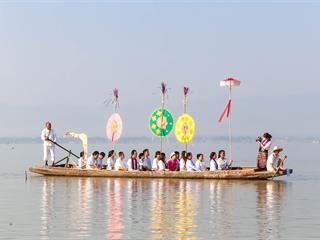 มหาวิทยาลัยพะเยา,ร่วมกับเทศบาลเมืองพะเยา,และจังหวัดพะเยา,จัดโครงการ"กว๊านพะเยาสายน้ำแห่งชีวิต,ตานข้าวทิพย์พระเจ้าตนหลวง",เพื่อส่งเสริมวัฒนธรรมประเพณี,วิถีชีวิต,และประชาสัมพันธ์,ด้านการท่องเที่ยวของจังหวัดพะเยา