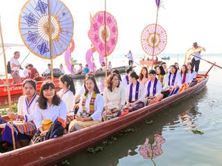 มหาวิทยาลัยพะเยา,ร่วมกับเทศบาลเมืองพะเยา,และจังหวัดพะเยา,จัดโครงการ"กว๊านพะเยาสายน้ำแห่งชีวิต,ตานข้าวทิพย์พระเจ้าตนหลวง",เพื่อส่งเสริมวัฒนธรรมประเพณี,วิถีชีวิต,และประชาสัมพันธ์,ด้านการท่องเที่ยวของจังหวัดพะเยา