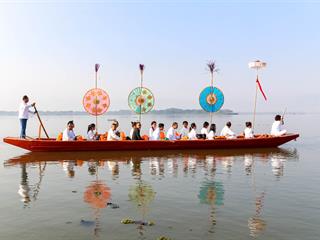 มหาวิทยาลัยพะเยา,ร่วมกับเทศบาลเมืองพะเยา,และจังหวัดพะเยา,จัดโครงการ"กว๊านพะเยาสายน้ำแห่งชีวิต,ตานข้าวทิพย์พระเจ้าตนหลวง",เพื่อส่งเสริมวัฒนธรรมประเพณี,วิถีชีวิต,และประชาสัมพันธ์,ด้านการท่องเที่ยวของจังหวัดพะเยา
