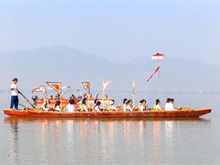 มหาวิทยาลัยพะเยา,ร่วมกับเทศบาลเมืองพะเยา,และจังหวัดพะเยา,จัดโครงการ"กว๊านพะเยาสายน้ำแห่งชีวิต,ตานข้าวทิพย์พระเจ้าตนหลวง",เพื่อส่งเสริมวัฒนธรรมประเพณี,วิถีชีวิต,และประชาสัมพันธ์,ด้านการท่องเที่ยวของจังหวัดพะเยา
