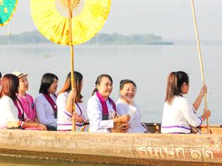 มหาวิทยาลัยพะเยา,ร่วมกับเทศบาลเมืองพะเยา,และจังหวัดพะเยา,จัดโครงการ"กว๊านพะเยาสายน้ำแห่งชีวิต,ตานข้าวทิพย์พระเจ้าตนหลวง",เพื่อส่งเสริมวัฒนธรรมประเพณี,วิถีชีวิต,และประชาสัมพันธ์,ด้านการท่องเที่ยวของจังหวัดพะเยา