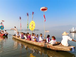 มหาวิทยาลัยพะเยา,ร่วมกับเทศบาลเมืองพะเยา,และจังหวัดพะเยา,จัดโครงการ"กว๊านพะเยาสายน้ำแห่งชีวิต,ตานข้าวทิพย์พระเจ้าตนหลวง",เพื่อส่งเสริมวัฒนธรรมประเพณี,วิถีชีวิต,และประชาสัมพันธ์,ด้านการท่องเที่ยวของจังหวัดพะเยา