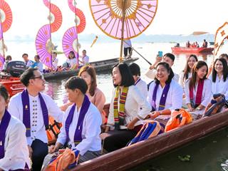 มหาวิทยาลัยพะเยา,ร่วมกับเทศบาลเมืองพะเยา,และจังหวัดพะเยา,จัดโครงการ"กว๊านพะเยาสายน้ำแห่งชีวิต,ตานข้าวทิพย์พระเจ้าตนหลวง",เพื่อส่งเสริมวัฒนธรรมประเพณี,วิถีชีวิต,และประชาสัมพันธ์,ด้านการท่องเที่ยวของจังหวัดพะเยา