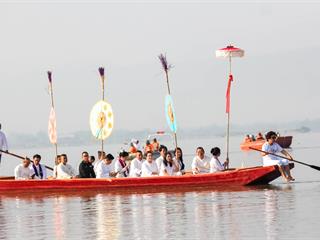 มหาวิทยาลัยพะเยา,ร่วมกับเทศบาลเมืองพะเยา,และจังหวัดพะเยา,จัดโครงการ"กว๊านพะเยาสายน้ำแห่งชีวิต,ตานข้าวทิพย์พระเจ้าตนหลวง",เพื่อส่งเสริมวัฒนธรรมประเพณี,วิถีชีวิต,และประชาสัมพันธ์,ด้านการท่องเที่ยวของจังหวัดพะเยา