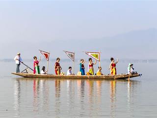มหาวิทยาลัยพะเยา,ร่วมกับเทศบาลเมืองพะเยา,และจังหวัดพะเยา,จัดโครงการ"กว๊านพะเยาสายน้ำแห่งชีวิต,ตานข้าวทิพย์พระเจ้าตนหลวง",เพื่อส่งเสริมวัฒนธรรมประเพณี,วิถีชีวิต,และประชาสัมพันธ์,ด้านการท่องเที่ยวของจังหวัดพะเยา