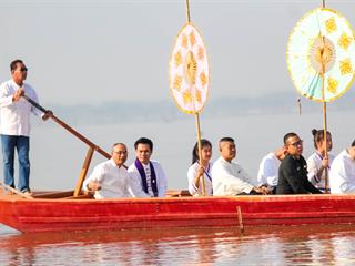 มหาวิทยาลัยพะเยา,ร่วมกับเทศบาลเมืองพะเยา,และจังหวัดพะเยา,จัดโครงการ"กว๊านพะเยาสายน้ำแห่งชีวิต,ตานข้าวทิพย์พระเจ้าตนหลวง",เพื่อส่งเสริมวัฒนธรรมประเพณี,วิถีชีวิต,และประชาสัมพันธ์,ด้านการท่องเที่ยวของจังหวัดพะเยา