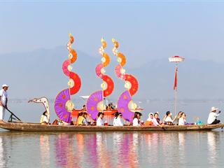 มหาวิทยาลัยพะเยา,ร่วมกับเทศบาลเมืองพะเยา,และจังหวัดพะเยา,จัดโครงการ"กว๊านพะเยาสายน้ำแห่งชีวิต,ตานข้าวทิพย์พระเจ้าตนหลวง",เพื่อส่งเสริมวัฒนธรรมประเพณี,วิถีชีวิต,และประชาสัมพันธ์,ด้านการท่องเที่ยวของจังหวัดพะเยา