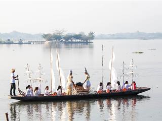 มหาวิทยาลัยพะเยา,ร่วมกับเทศบาลเมืองพะเยา,และจังหวัดพะเยา,จัดโครงการ"กว๊านพะเยาสายน้ำแห่งชีวิต,ตานข้าวทิพย์พระเจ้าตนหลวง",เพื่อส่งเสริมวัฒนธรรมประเพณี,วิถีชีวิต,และประชาสัมพันธ์,ด้านการท่องเที่ยวของจังหวัดพะเยา