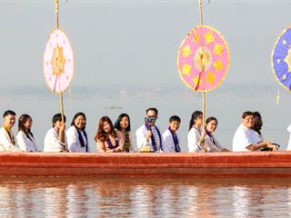 มหาวิทยาลัยพะเยา,ร่วมกับเทศบาลเมืองพะเยา,และจังหวัดพะเยา,จัดโครงการ"กว๊านพะเยาสายน้ำแห่งชีวิต,ตานข้าวทิพย์พระเจ้าตนหลวง",เพื่อส่งเสริมวัฒนธรรมประเพณี,วิถีชีวิต,และประชาสัมพันธ์,ด้านการท่องเที่ยวของจังหวัดพะเยา