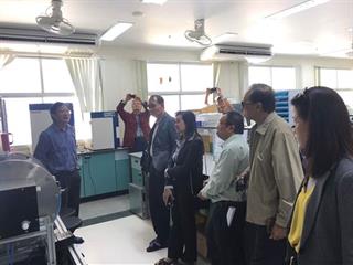 รองศาสตราจารย์,ดร.,สมบูรณ์,อนันตลาโภชัย,ผู้ทรงคุณวุฒิ,คณะวิทยาศาสตร์,หัวหน้าโครงการวิจัยฯ,พร้อมกันนี้,ได้เยี่ยมชมผลงานการประยุกต์ใช้แบคทีเรียพันธุ์กลายจากเทคนิคพลาสมาพลังงานต่ำเพื่อผลิตอาหารโคนมจากวัสดุเหลือใช้ทางการเกษตร