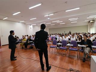 สาขาวิชาเศรษฐศาสตร์,คณะวิทยาการจัดการและสารสนเทศศาสตร์,มหาวิทยาลัยพะเยา,ร่วมกับสำนักงานเศรษฐกิจการคลัง,กระทรวงการคลัง,จัดโครงการการสร้างความรู้ความเข้าใจด้านการคุ้มครองเงินฝากและการบริหารจัดการทางการเงินแก่เยาวชน,