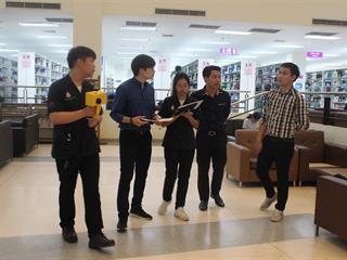 คณาจารย์และนิสิตจาก,คณะแพทยศาสตร์,สาขาอาชีวอนามัยและความปลอดภัย,มหาวิทยาลัยพะเยา,ลงพื้นที่,รอบที่,2,ในการตรวจวัด,PM,2.5,ภายในอาคารศูนย์บรรณสารและสื่อการศึกษา