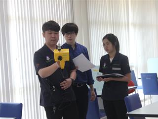 คณาจารย์และนิสิตจาก,คณะแพทยศาสตร์,สาขาอาชีวอนามัยและความปลอดภัย,มหาวิทยาลัยพะเยา,ลงพื้นที่,รอบที่,2,ในการตรวจวัด,PM,2.5,ภายในอาคารศูนย์บรรณสารและสื่อการศึกษา