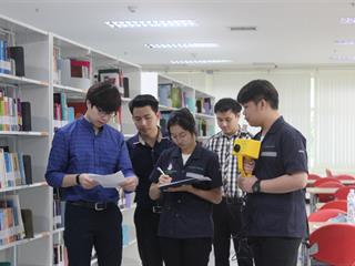 คณาจารย์และนิสิตจาก,คณะแพทยศาสตร์,สาขาอาชีวอนามัยและความปลอดภัย,มหาวิทยาลัยพะเยา,ลงพื้นที่,รอบที่,2,ในการตรวจวัด,PM,2.5,ภายในอาคารศูนย์บรรณสารและสื่อการศึกษา