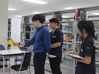 คณาจารย์และนิสิตจาก,คณะแพทยศาสตร์,สาขาอาชีวอนามัยและความปลอดภัย,มหาวิทยาลัยพะเยา,ลงพื้นที่,รอบที่,2,ในการตรวจวัด,PM,2.5,ภายในอาคารศูนย์บรรณสารและสื่อการศึกษา