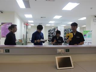 คณาจารย์และนิสิตจาก,คณะแพทยศาสตร์,สาขาอาชีวอนามัยและความปลอดภัย,มหาวิทยาลัยพะเยา,ลงพื้นที่,รอบที่,2,ในการตรวจวัด,PM,2.5,ภายในอาคารศูนย์บรรณสารและสื่อการศึกษา