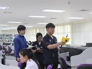 คณาจารย์และนิสิตจาก,คณะแพทยศาสตร์,สาขาอาชีวอนามัยและความปลอดภัย,มหาวิทยาลัยพะเยา,ลงพื้นที่,รอบที่,2,ในการตรวจวัด,PM,2.5,ภายในอาคารศูนย์บรรณสารและสื่อการศึกษา