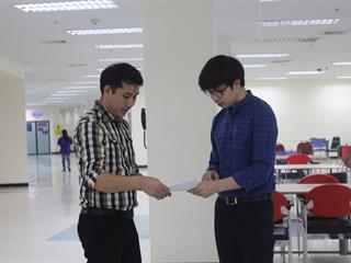 คณาจารย์และนิสิตจาก,คณะแพทยศาสตร์,สาขาอาชีวอนามัยและความปลอดภัย,มหาวิทยาลัยพะเยา,ลงพื้นที่,รอบที่,2,ในการตรวจวัด,PM,2.5,ภายในอาคารศูนย์บรรณสารและสื่อการศึกษา