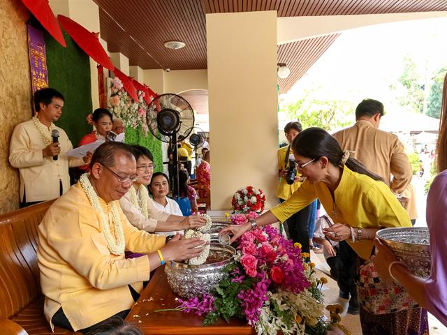 คณะผู้บริหารมหาวิทยาลัยพะเยา,ร่วมพิธีรดน้ำดำหัวขอพรผู้ว่าราชการจังหวัดและรองผู้ว่าราชการจังหวัดพะเยา,เนื่องในเทศกาลสงกรานต์,ประเพณีปีใหม่ไทย,ประจำปี,2562