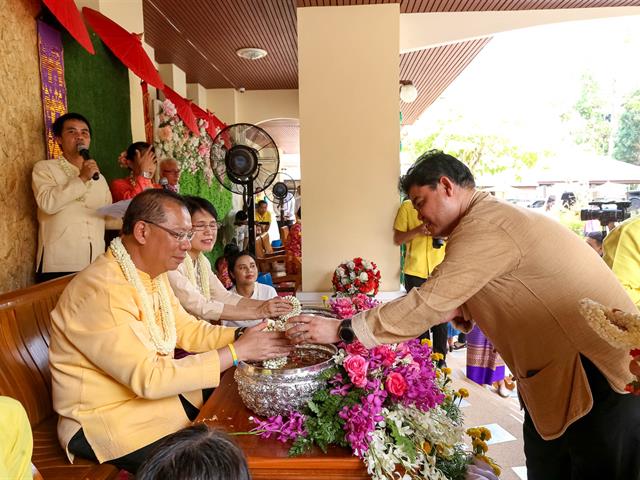 คณะผู้บริหารมหาวิทยาลัยพะเยา,ร่วมพิธีรดน้ำดำหัวขอพรผู้ว่าราชการจังหวัดและรองผู้ว่าราชการจังหวัดพะเยา,เนื่องในเทศกาลสงกรานต์,ประเพณีปีใหม่ไทย,ประจำปี,2562