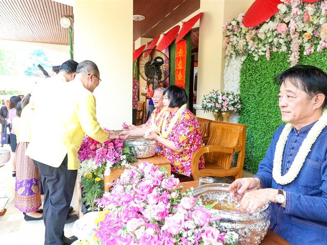 คณะผู้บริหารมหาวิทยาลัยพะเยา,ร่วมพิธีรดน้ำดำหัวขอพรผู้ว่าราชการจังหวัดและรองผู้ว่าราชการจังหวัดพะเยา,เนื่องในเทศกาลสงกรานต์,ประเพณีปีใหม่ไทย,ประจำปี,2562