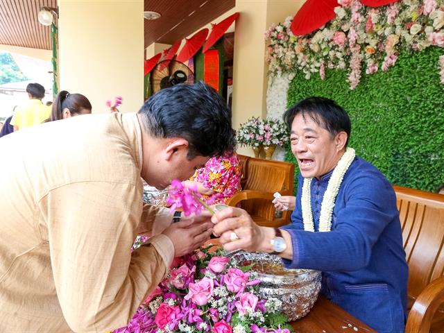 คณะผู้บริหารมหาวิทยาลัยพะเยา,ร่วมพิธีรดน้ำดำหัวขอพรผู้ว่าราชการจังหวัดและรองผู้ว่าราชการจังหวัดพะเยา,เนื่องในเทศกาลสงกรานต์,ประเพณีปีใหม่ไทย,ประจำปี,2562