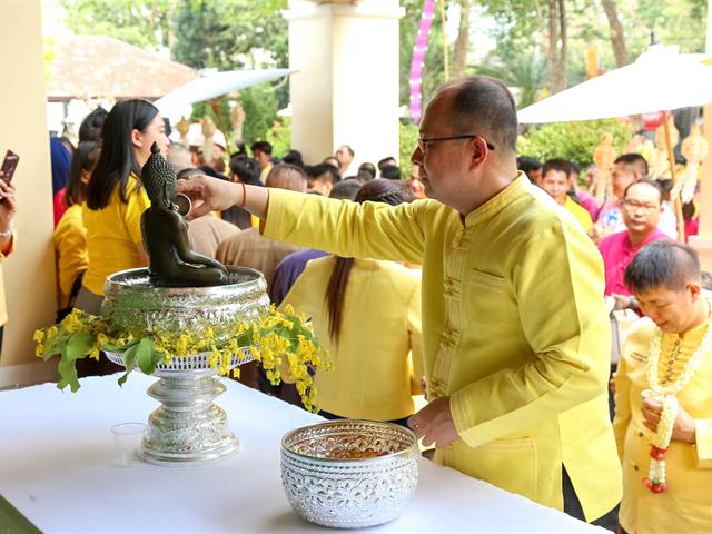 คณะผู้บริหารมหาวิทยาลัยพะเยา,ร่วมพิธีรดน้ำดำหัวขอพรผู้ว่าราชการจังหวัดและรองผู้ว่าราชการจังหวัดพะเยา,เนื่องในเทศกาลสงกรานต์,ประเพณีปีใหม่ไทย,ประจำปี,2562