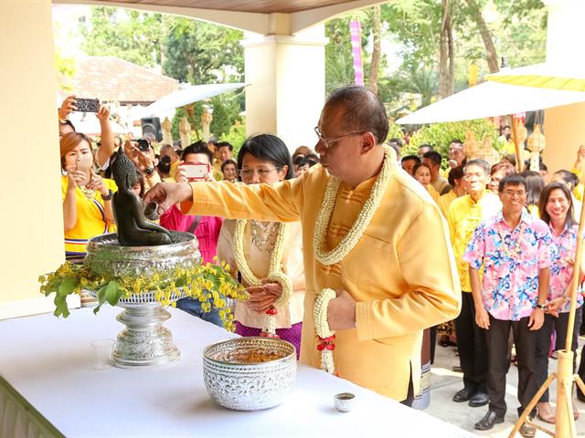 คณะผู้บริหารมหาวิทยาลัยพะเยา,ร่วมพิธีรดน้ำดำหัวขอพรผู้ว่าราชการจังหวัดและรองผู้ว่าราชการจังหวัดพะเยา,เนื่องในเทศกาลสงกรานต์,ประเพณีปีใหม่ไทย,ประจำปี,2562