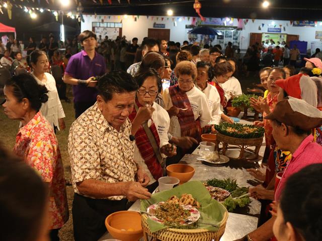 องค์การบริหารส่วนตำบลดอกคำใต้ร่วมกับคณะวิทยาศาสตร์การแพทย์จัดกิจกรรมกาดหมั้วอิมตาง,สูงวัยสุขใจ๋,ต่างวัยสุขสันต์