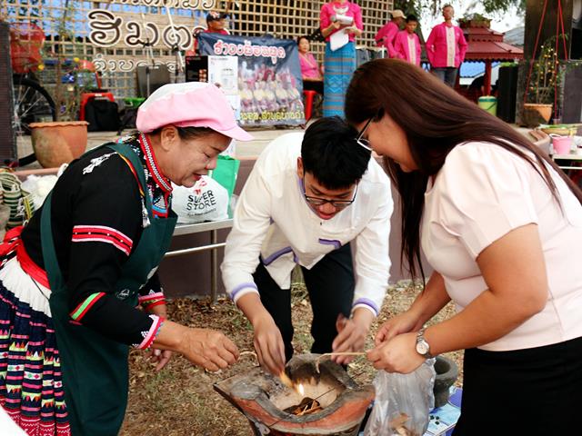 องค์การบริหารส่วนตำบลดอกคำใต้ร่วมกับคณะวิทยาศาสตร์การแพทย์จัดกิจกรรมกาดหมั้วอิมตาง,สูงวัยสุขใจ๋,ต่างวัยสุขสันต์