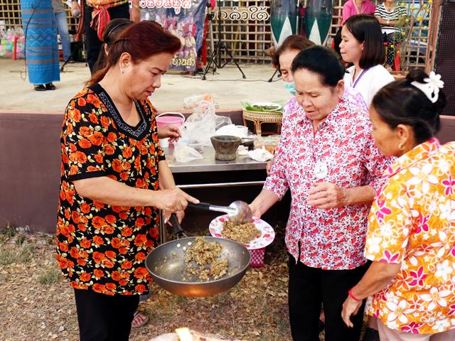 องค์การบริหารส่วนตำบลดอกคำใต้ร่วมกับคณะวิทยาศาสตร์การแพทย์จัดกิจกรรมกาดหมั้วอิมตาง,สูงวัยสุขใจ๋,ต่างวัยสุขสันต์