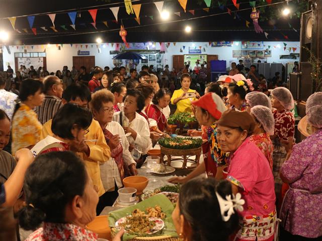 องค์การบริหารส่วนตำบลดอกคำใต้ร่วมกับคณะวิทยาศาสตร์การแพทย์จัดกิจกรรมกาดหมั้วอิมตาง,สูงวัยสุขใจ๋,ต่างวัยสุขสันต์