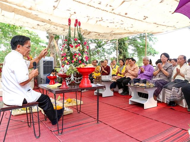 กองกลาง,มหาวิทยาลัยพะเยา,เข้าร่วมรดน้ำดำหัว,คณะผู้บริหารมหาวิทยาลัยพะเยา,,ในงาน,“สืบฮีต,โตยออย,ปี๋ใหม่เมือง,ม.พะเยา”,ประจำปี,2562