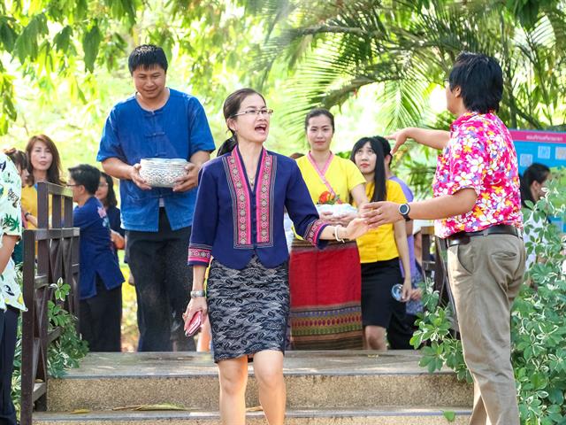 กองกลาง,มหาวิทยาลัยพะเยา,เข้าร่วมรดน้ำดำหัว,คณะผู้บริหารมหาวิทยาลัยพะเยา,,ในงาน,“สืบฮีต,โตยออย,ปี๋ใหม่เมือง,ม.พะเยา”,ประจำปี,2562