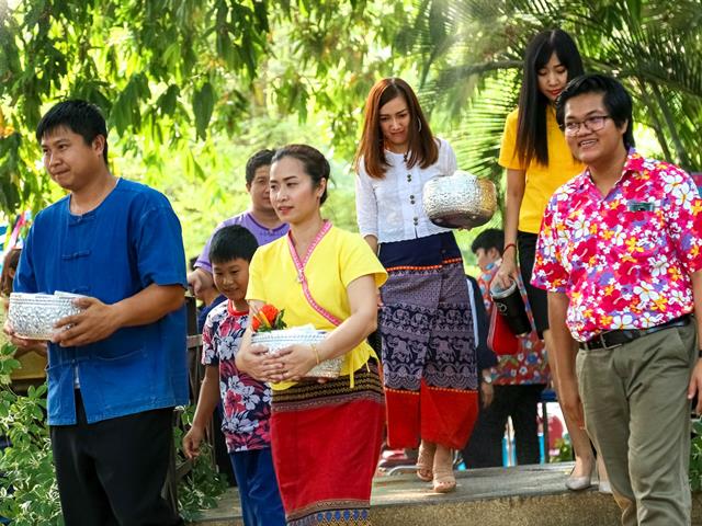 กองกลาง,มหาวิทยาลัยพะเยา,เข้าร่วมรดน้ำดำหัว,คณะผู้บริหารมหาวิทยาลัยพะเยา,,ในงาน,“สืบฮีต,โตยออย,ปี๋ใหม่เมือง,ม.พะเยา”,ประจำปี,2562