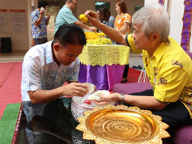 คณะวิทยาศาสตร์การแพทย์จัดงานรดน้ำดำหัวสืบสานประเพณีอันดีงาม