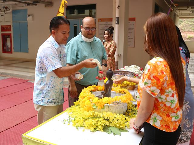 คณะวิทยาศาสตร์การแพทย์จัดงานรดน้ำดำหัวสืบสานประเพณีอันดีงาม